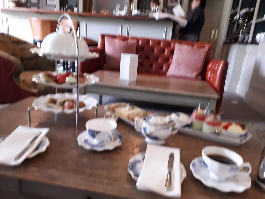 Hide Restaurant_Etton_slider_image_3