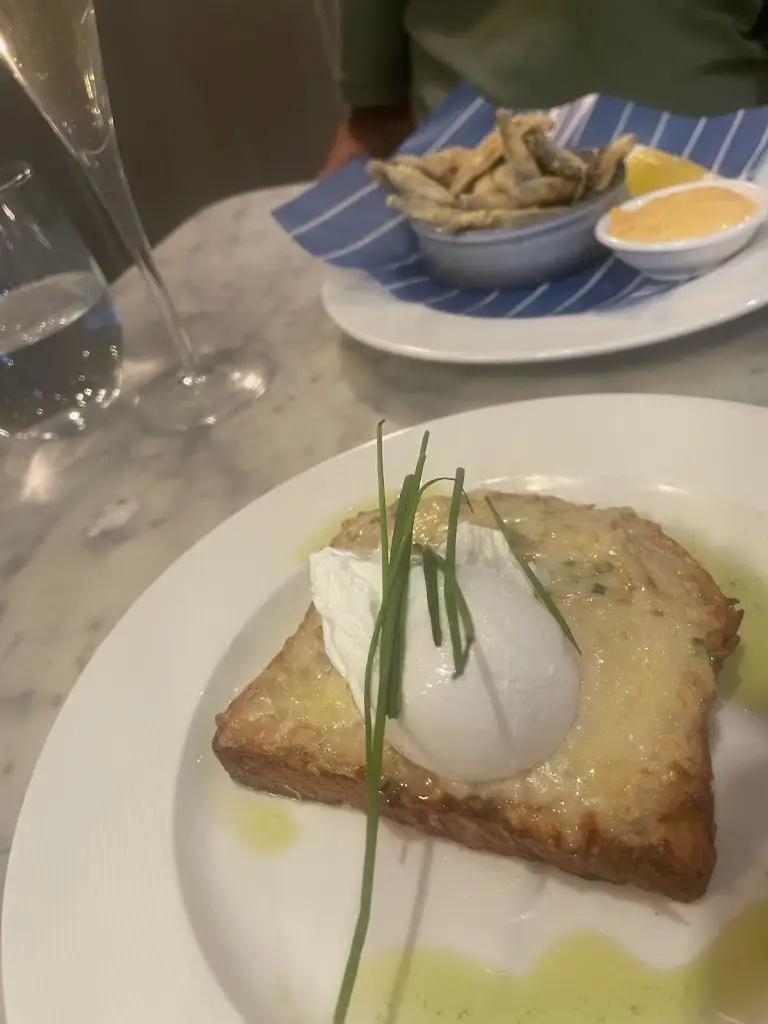 T Silva_Côte Esher_Esher_review