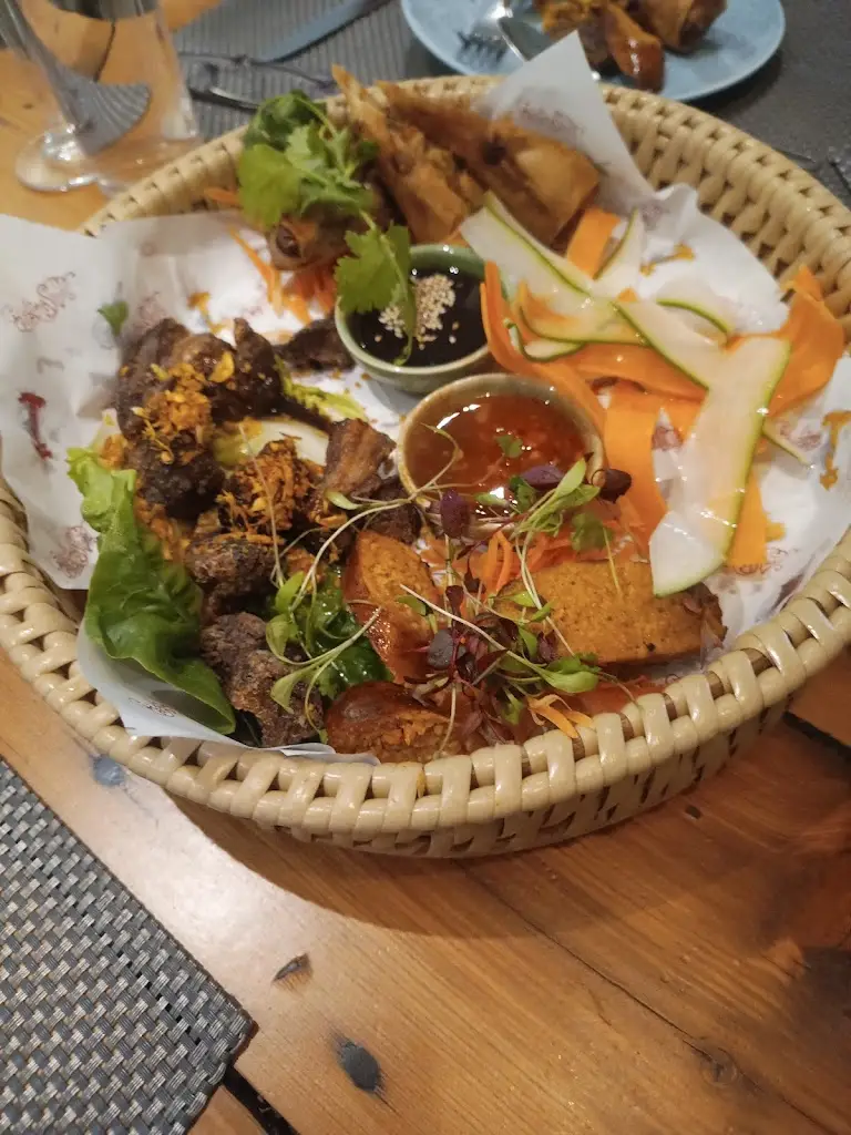 Julie Thompson_Giggling Squid - Esher_Esher_recensione