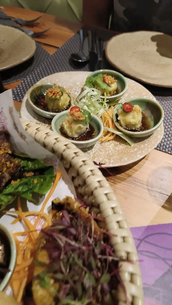 Jon Thwaites_Giggling Squid - Esher_Esher_recensione