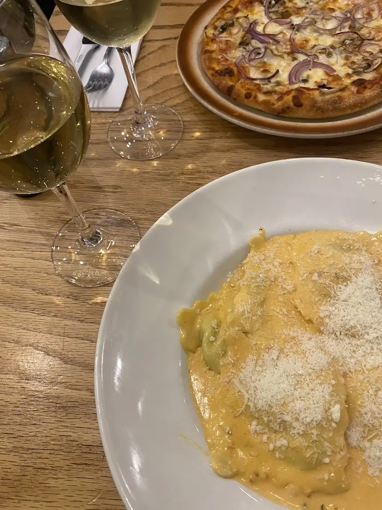 T. B._La Caverna Pizzeria Restaurant_Enfield Town_review