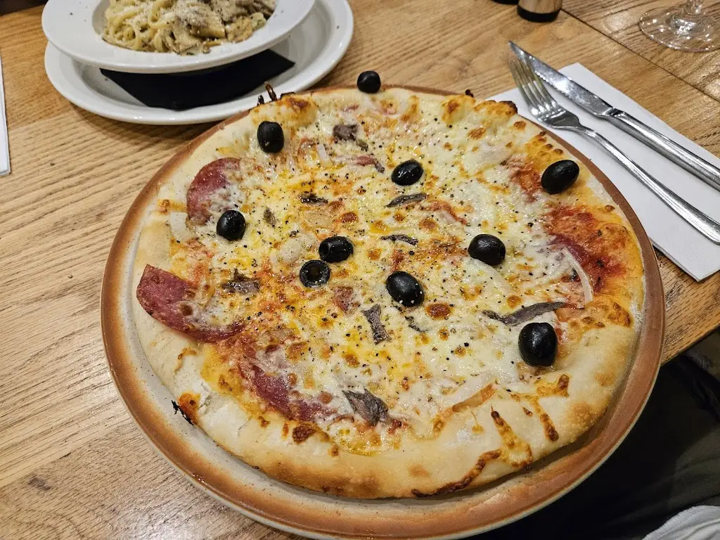 La Caverna Pizzeria Restaurant_Enfield Town_slider_image_3