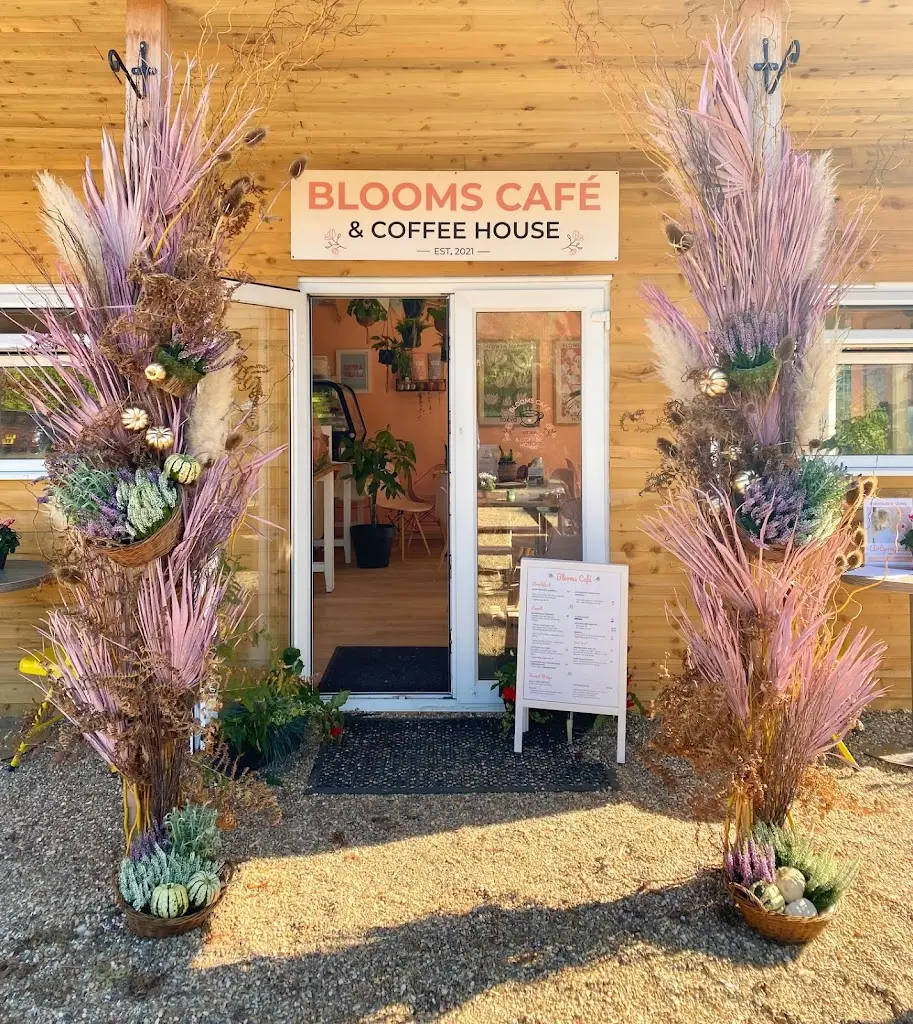 BLOOMS Restaurant & Tearoom restaurant in Emsworth