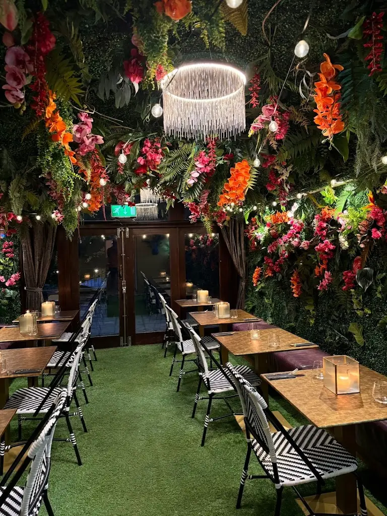 The Hengist Restaurant & Cocktail Bar_Aylesford_slider_image_1