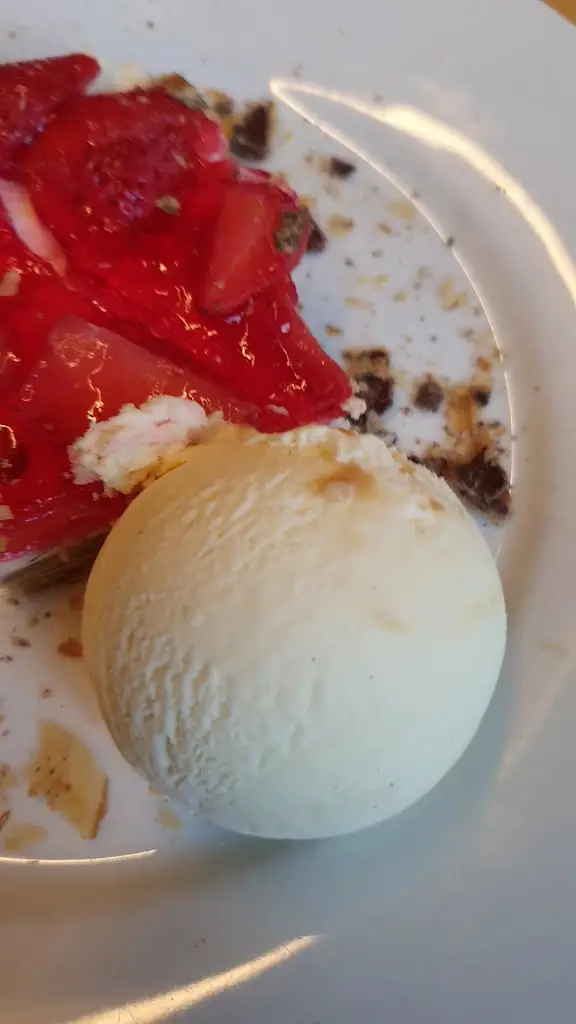 Tom X_The Crown_Essendine_review