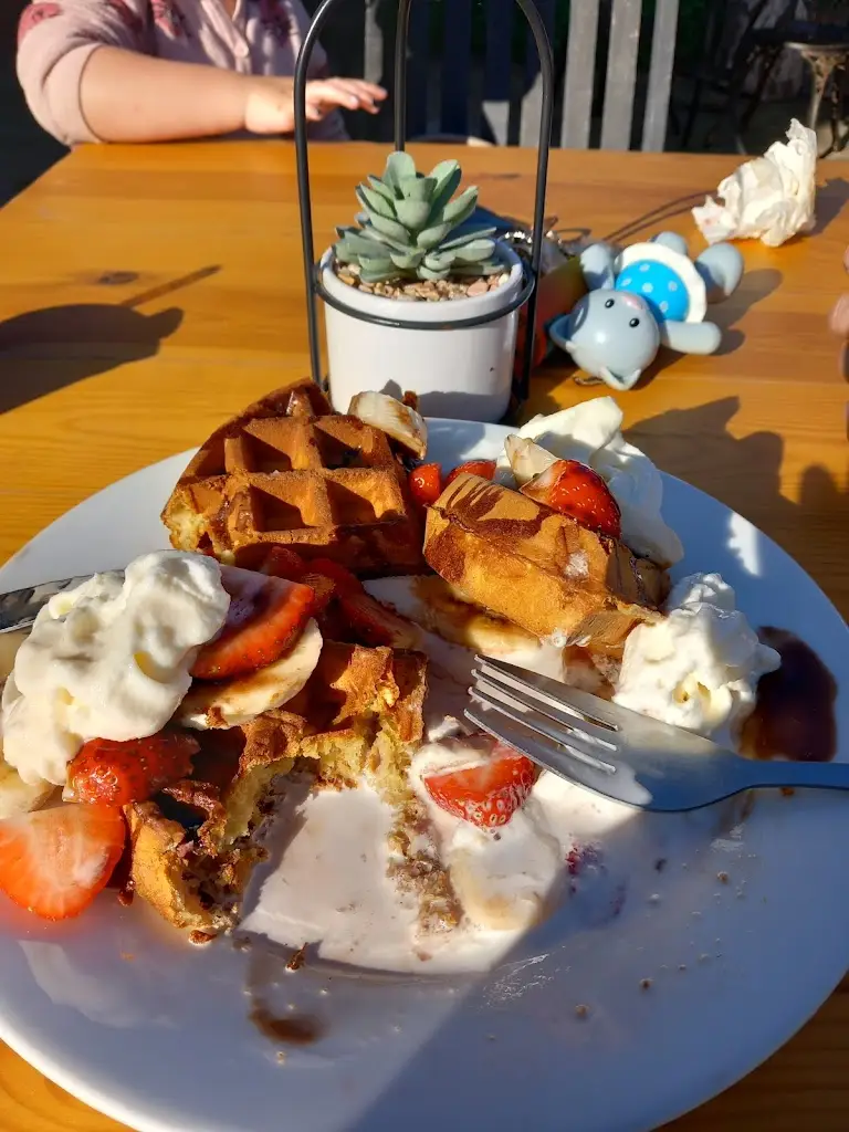 Carly Prasher_Sweet Things Savoury_Emneth_review