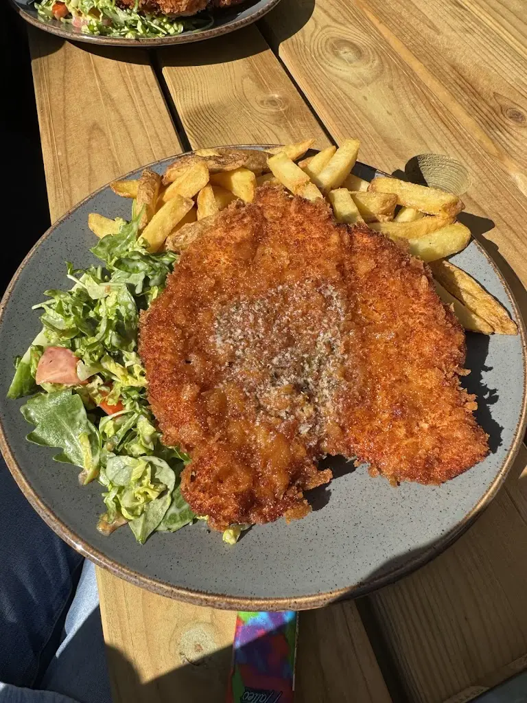 Judit Leszkovar_Travellers Rest_Euxton_review