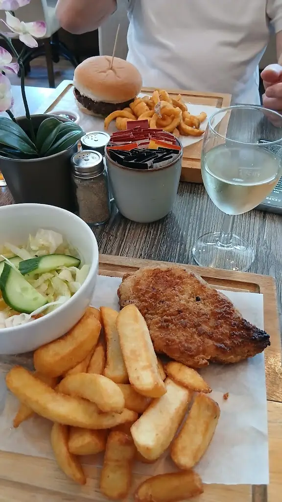 Lesley Coles_Franklins_Exmouth_review