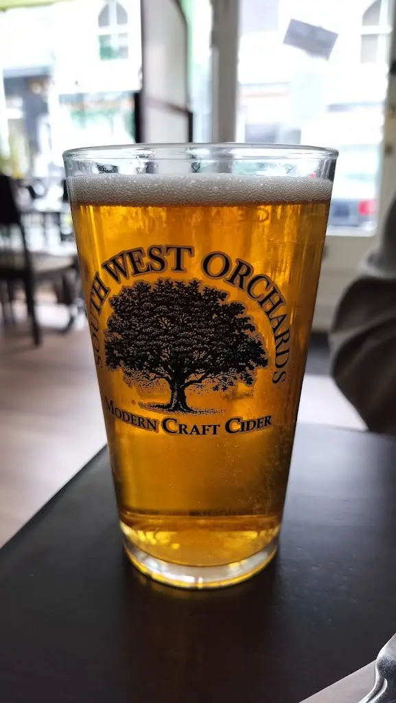 Robin Cuthbertson_Olive Lounge_Exmouth_review