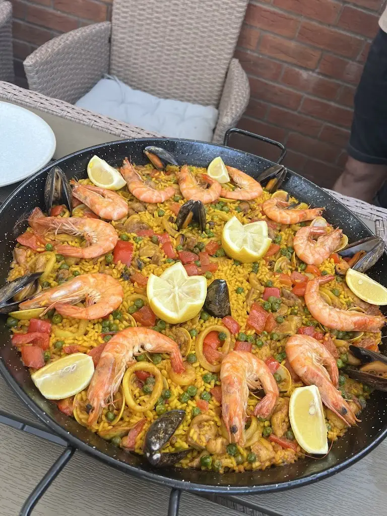 Lacey Burch_Paella Lovers_Exmouth_recensione