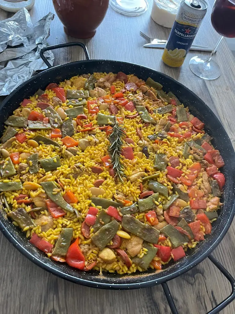 Ian Hooker_Paella Lovers_Exmouth_recensione