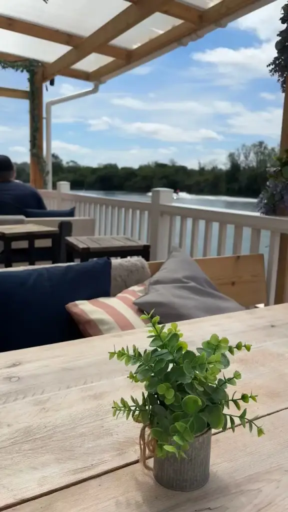 Jordan Yates_The Lakeside Brasserie_Fairford_review