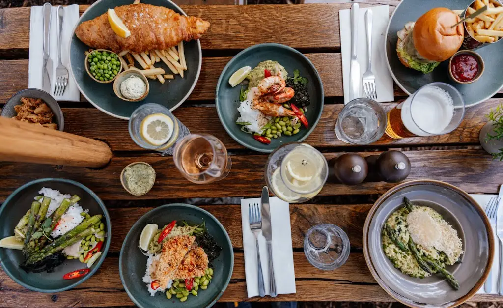 The Lakes Bar & Kitchen by Yoo_Fairford_slider_image_3