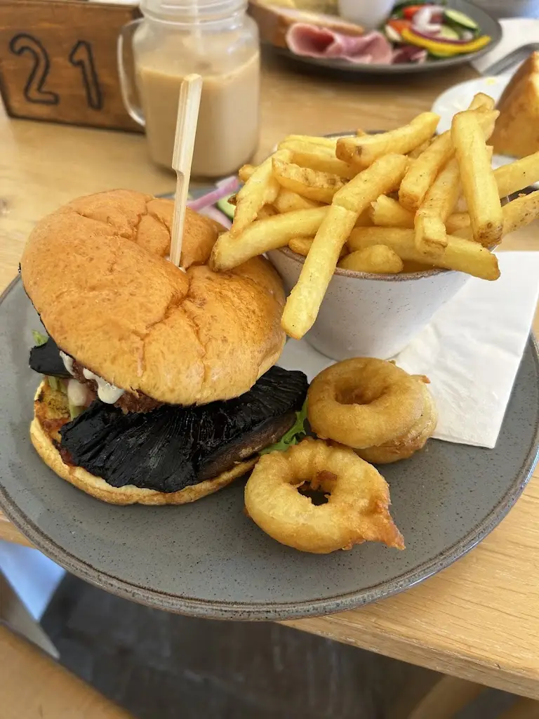 Nguyen Nhat Linh Tran _Courtyard Cafe_Fakenham_review