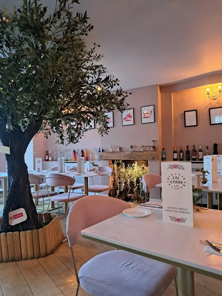 Lily Tuck_LasChicas_Faringdon_review