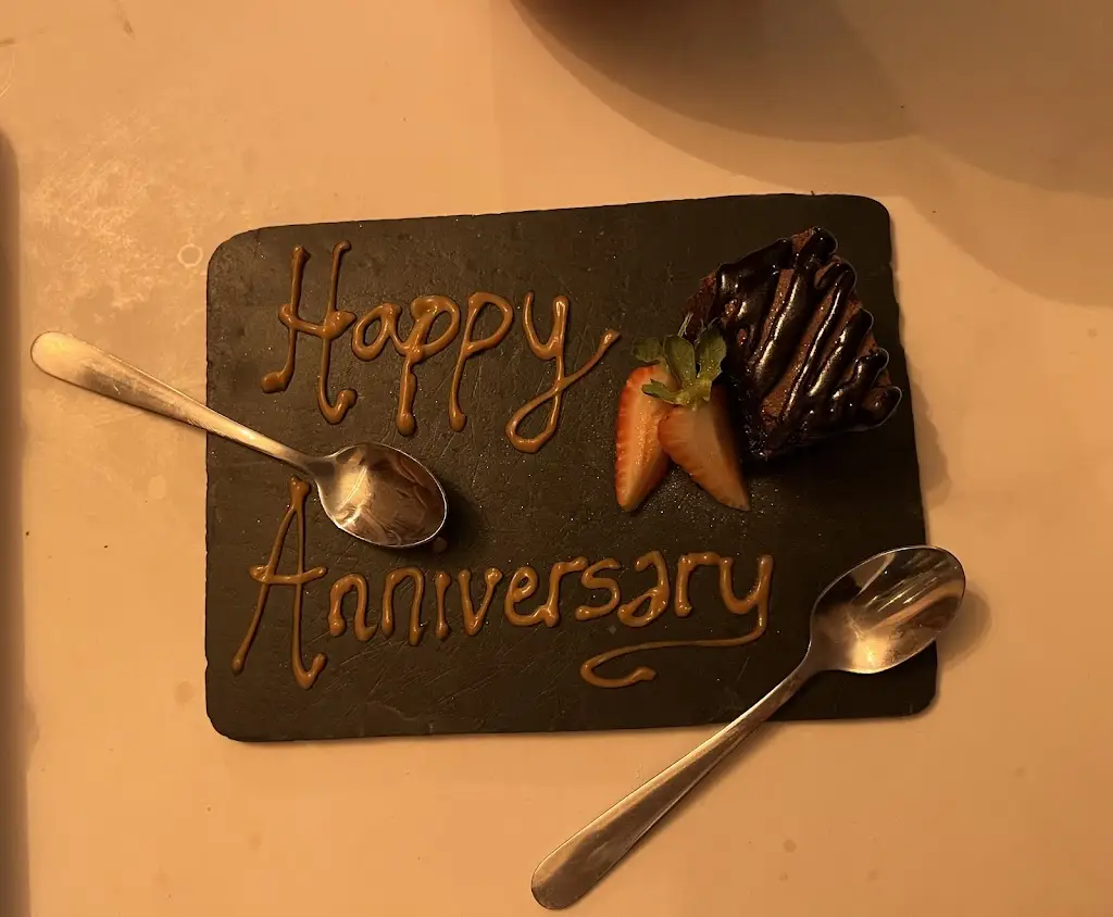 Charlie Tomkins_LasChicas_Faringdon_review