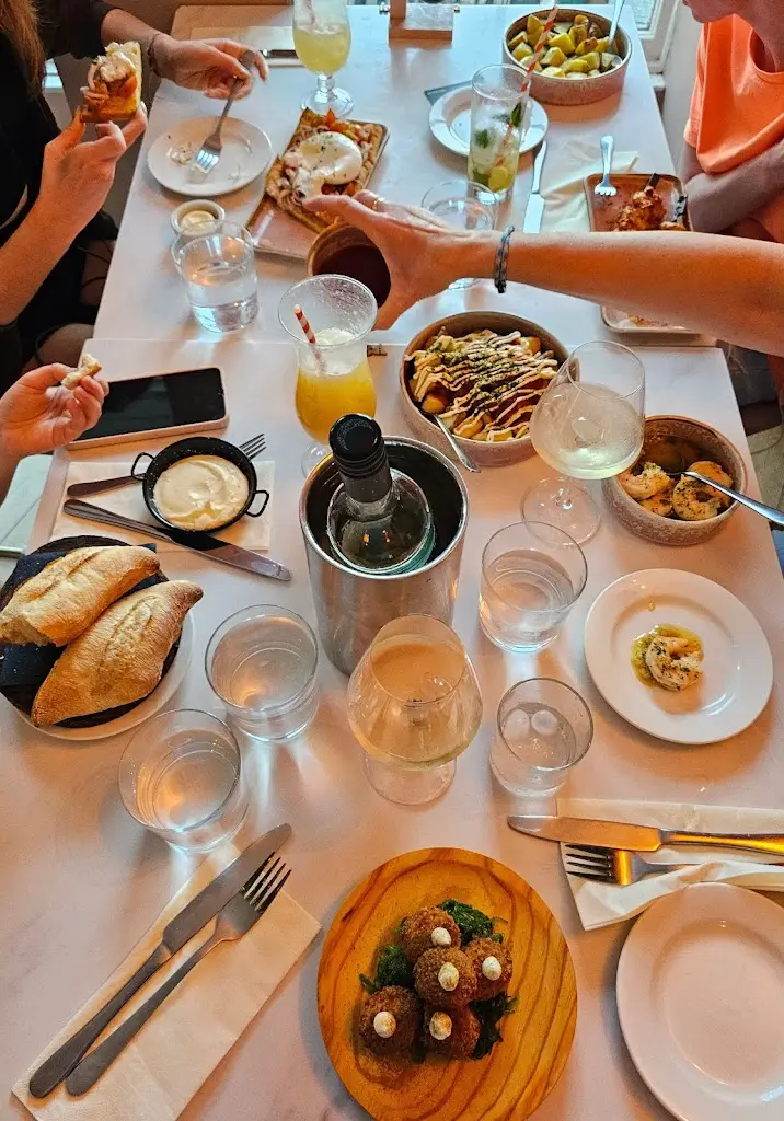 Andrew Borrett_LasChicas_Faringdon_review