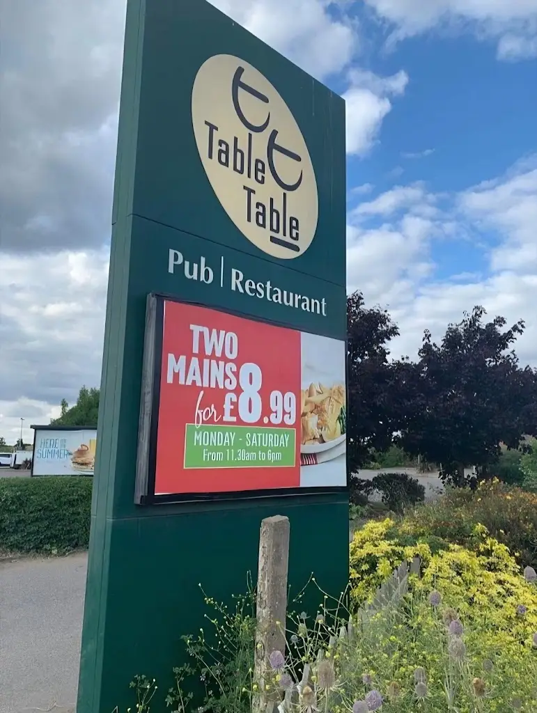 Keith Dredge_Willow Farm Table Table_Aveley_reseña