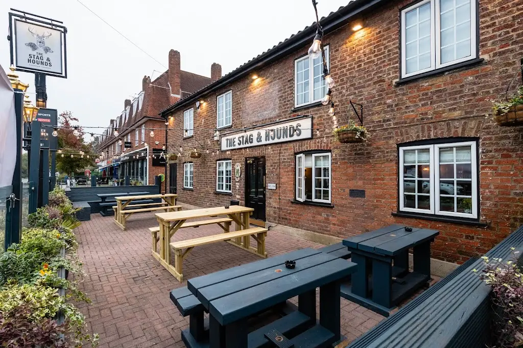 Stag & Hounds_Farnham Royal_slider_image_3