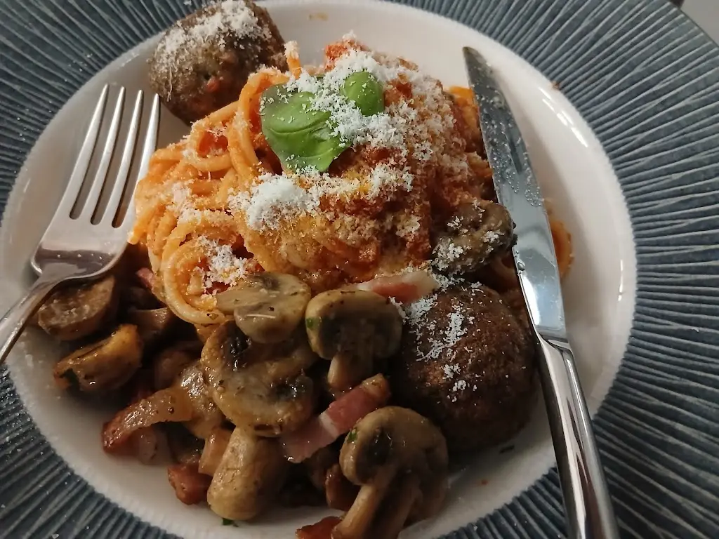 Paul Beckett_Di Rita's at No 2 - The Old Bank_Fenstanton_review