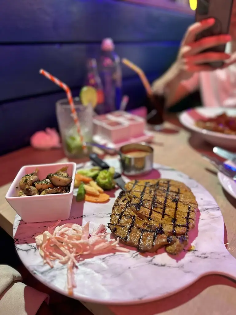 Helina Hewlett_Oodles n’Oodles_Feltham_review