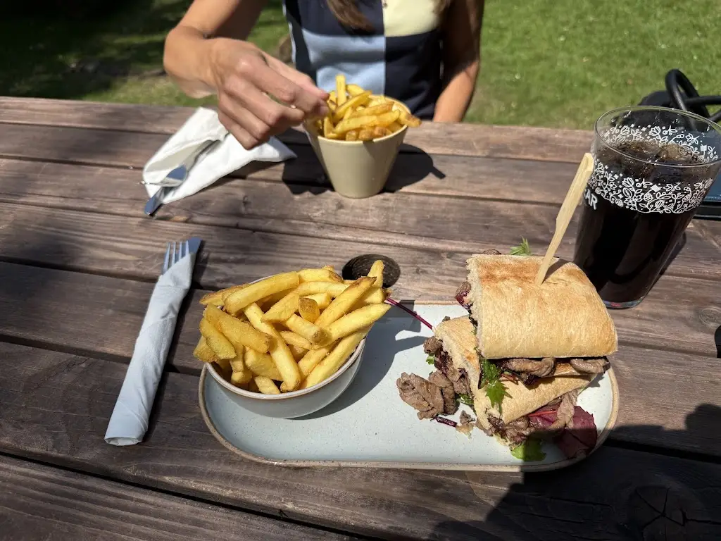 Peter Lewis_The Queens Oak_Finchampstead_review