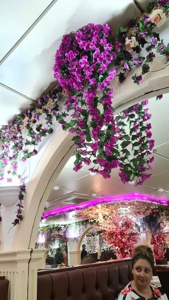 Rob Williams_Taj Mahal_Farnworth_review