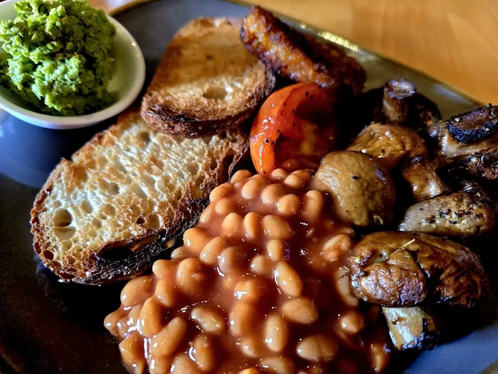 Giles CG_Midpines Cafe_Fontwell_review