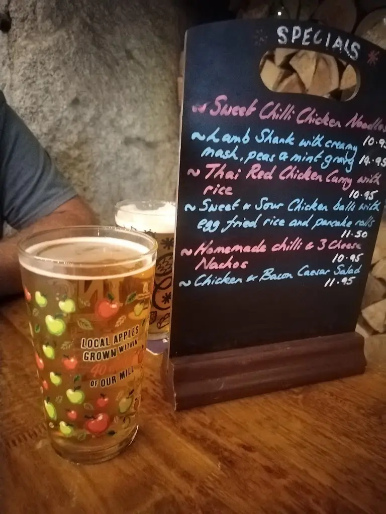 Menu_Victoria Inn_Four Lanes_image_1