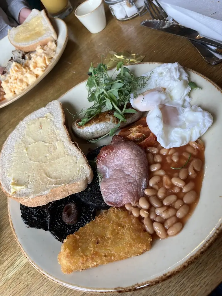 Harriet Butler_The Three Lions_Fordingbridge_review