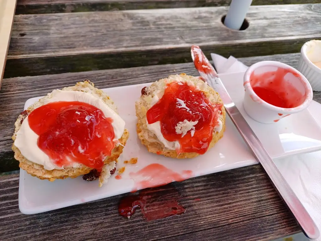 Len Richardson_Angela's Tea Room_Filey_review