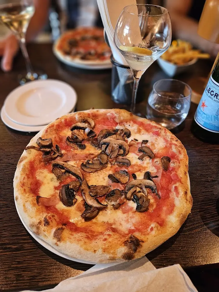 Vivien Hopkins_LUPO x JB Social_Freckleton_review