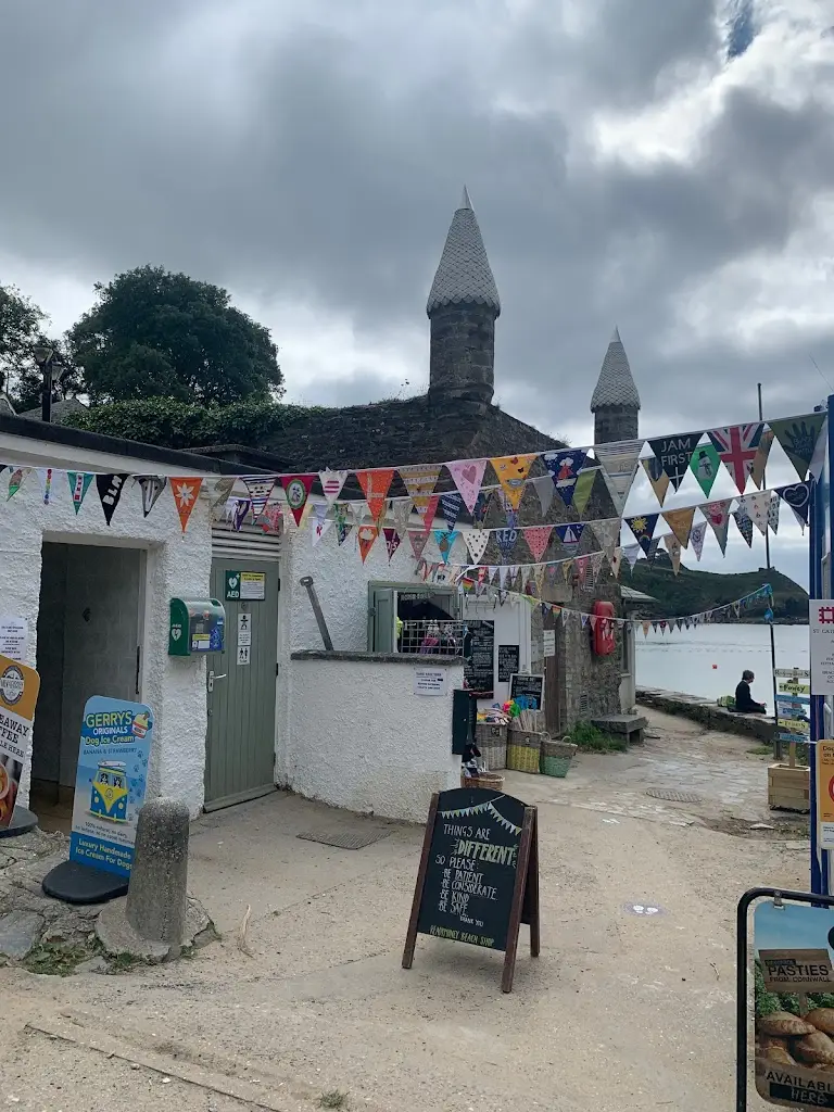 Readymoney Beach Shop restaurant in Fowey