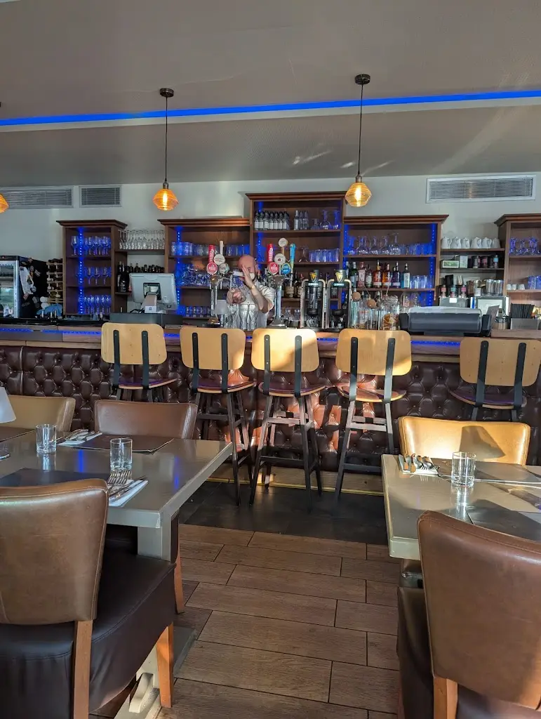Emyr Foxhall_Greek on the Docks_Gloucestershire_review