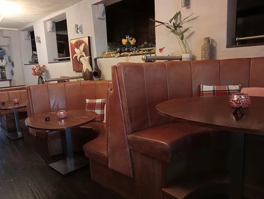 Lorraine Hopkins_The Bear Hotel_Alcester_review