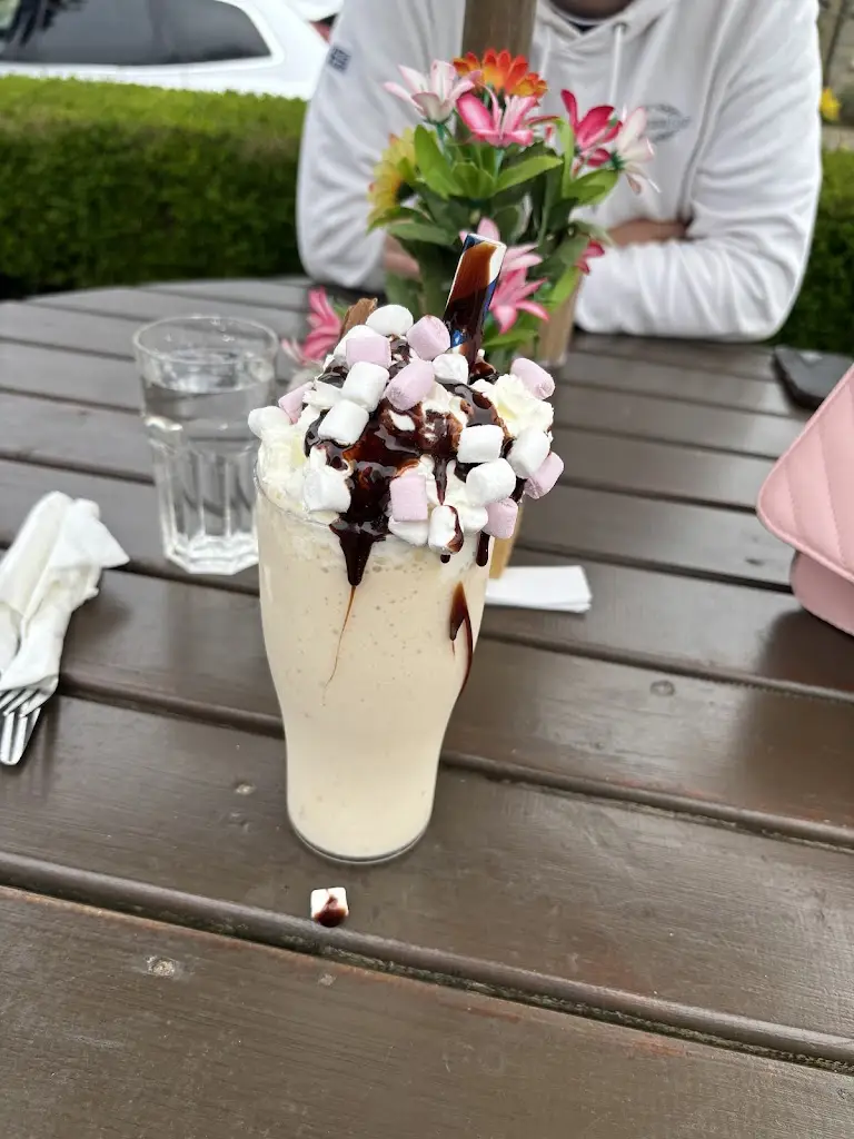 Cameron Rogers_Old World Tea Rooms_Godshill_review