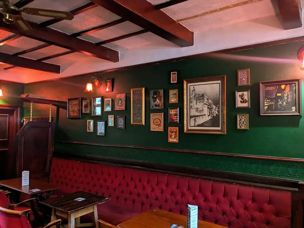 The Globe_Glossop_slider_image_2