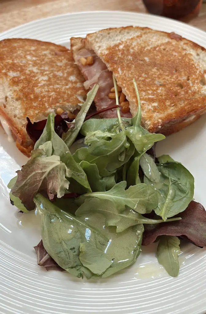 hannahmhumphris_The Two Hares_Glossop_review