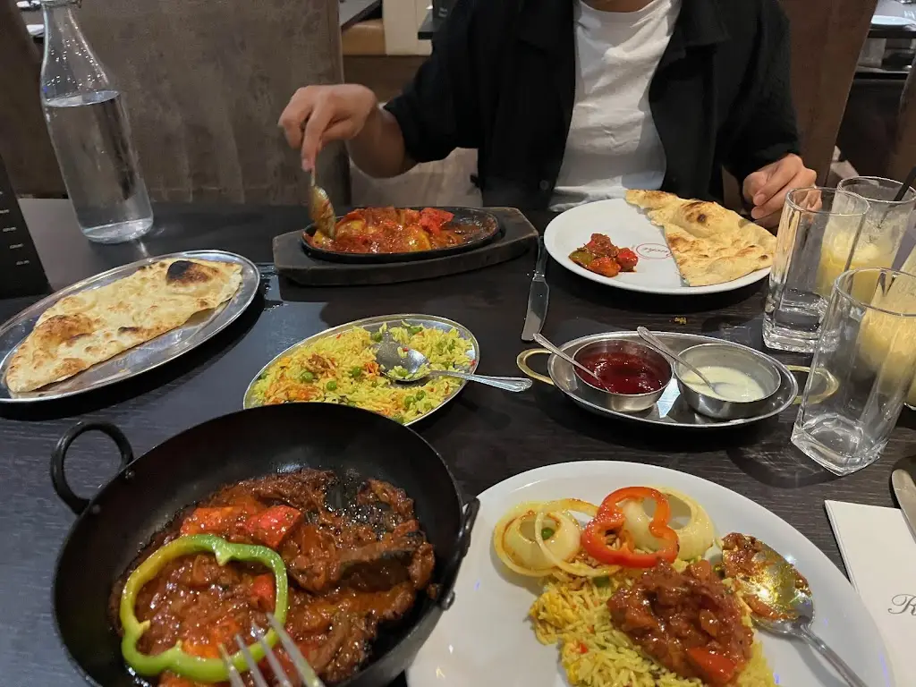 Izzudin Mohd Azhan_Ruchi Indian Restaurant Bar & Takeaway ESTABLISHED SINCE 2009, MULTI AWARD WINNING_Glossop_reseña