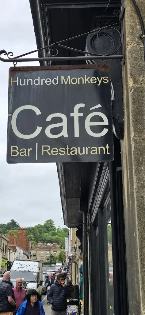 Mornay Korkie (LondonTraveler)_Hundred Monkeys Cafe_Glastonbury_review