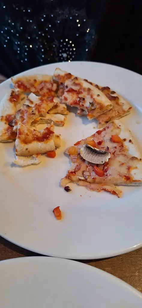 Storm Winchester-Shaw_Honourable Pilot Cookhouse + Pub_Gillingham_review