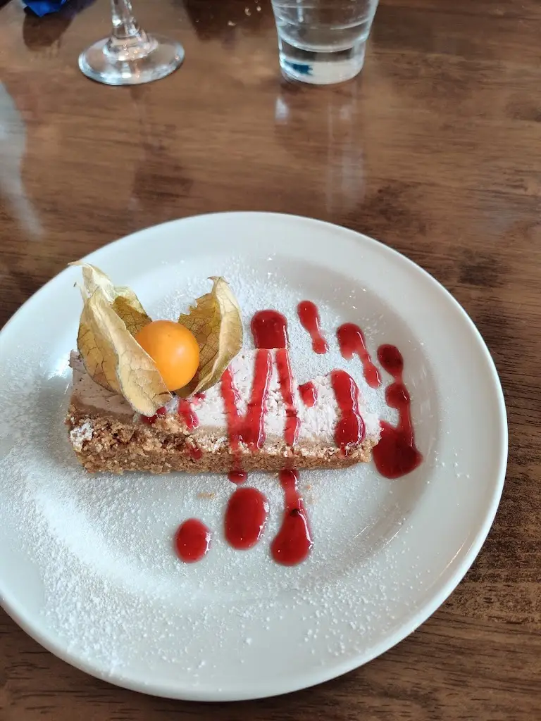 Julia Parkes_Tides_Goring-by-Sea_reseña