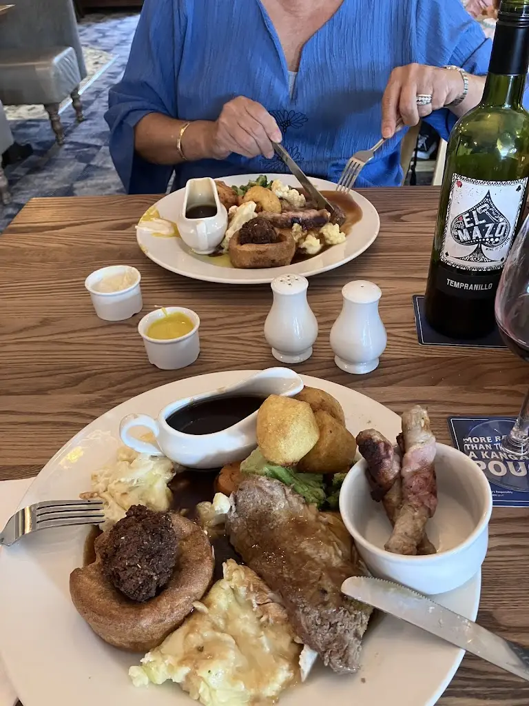 Chris Aram_Castle_Goring-by-Sea_review