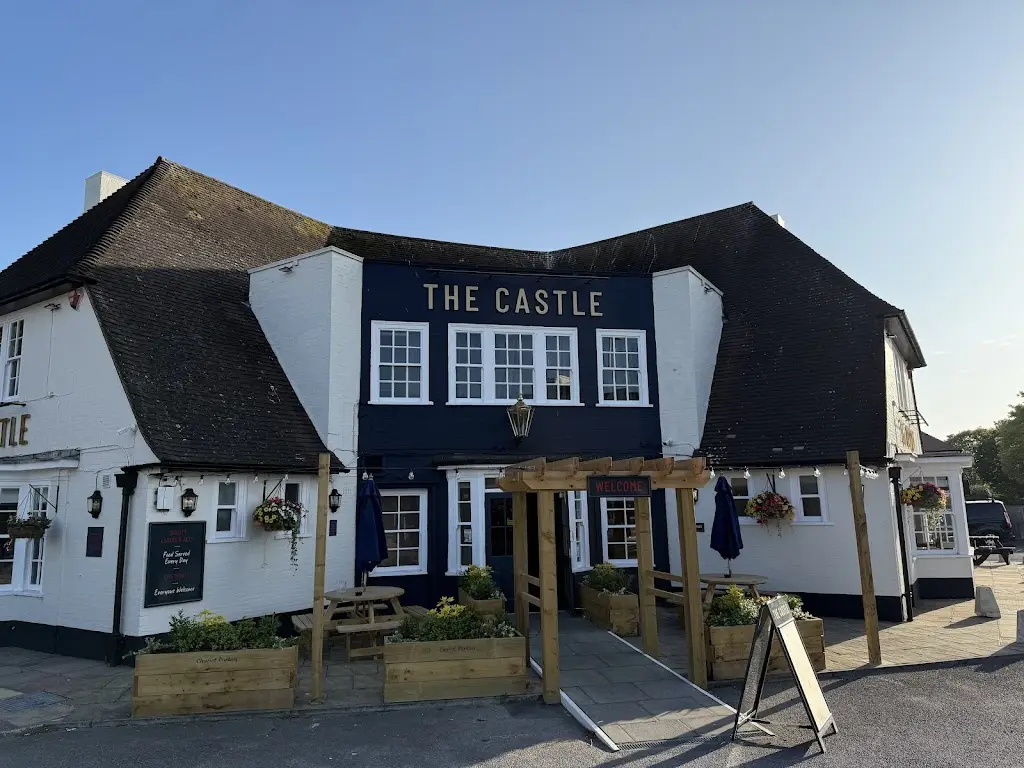 Graham Crewe_Castle_Goring-by-Sea_review