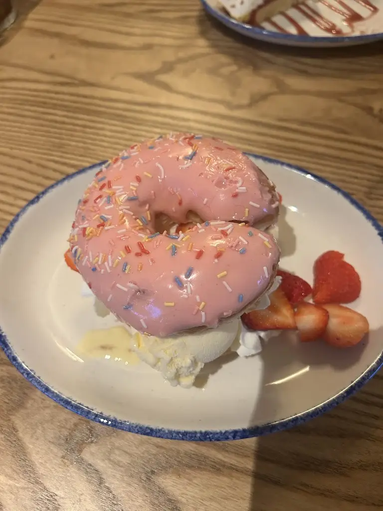 Janet Muttitt_Sussex Yeoman_Goring-by-Sea_review