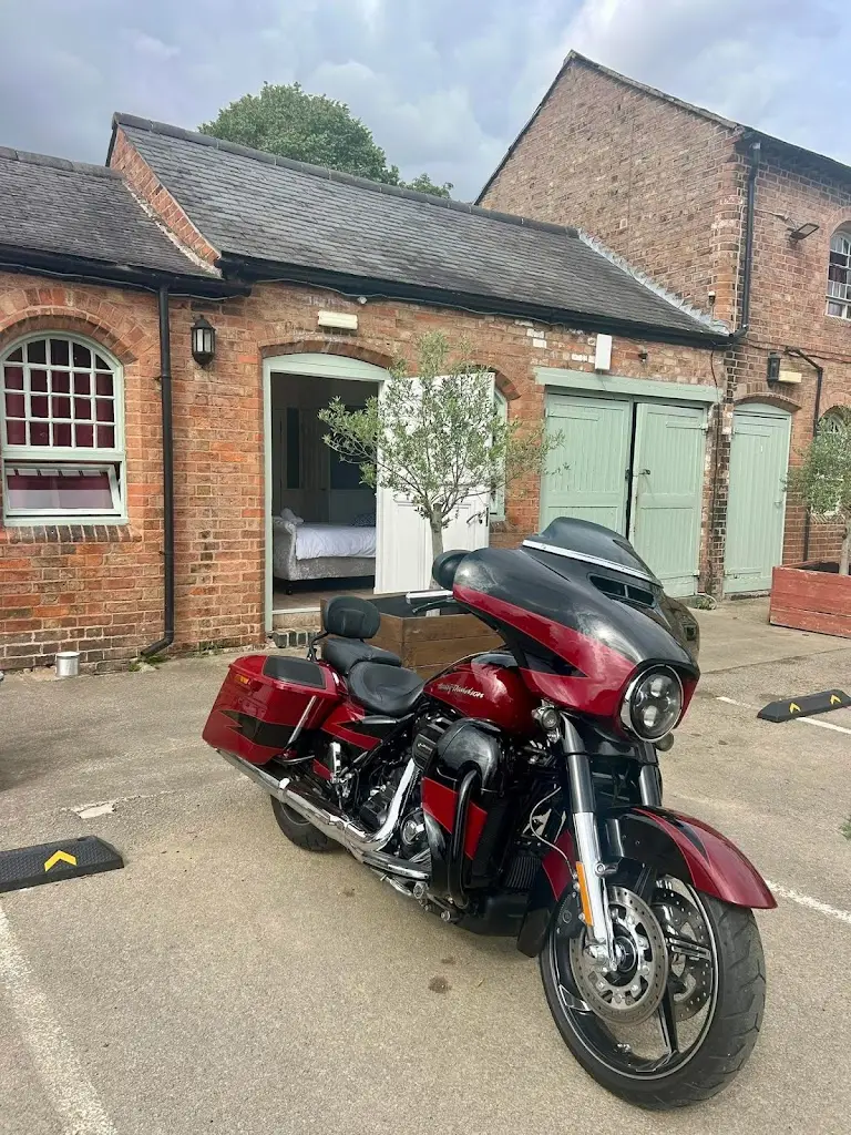 LEE DICKENS_The Italian Greyhound_Great Glen_review