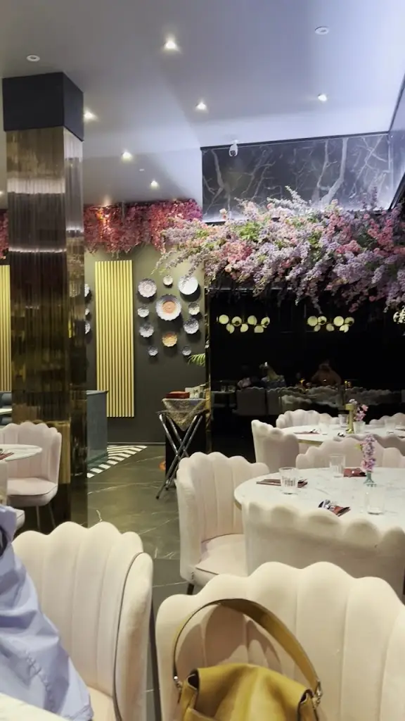 Saffron Bloom_Great Bookham_slider_image_2