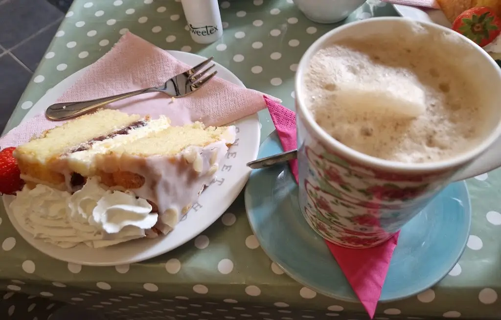 Trinity Ellis_Petals Tearoom_Great Yeldham_review