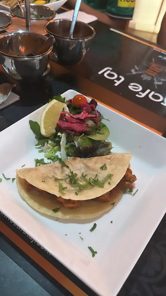 Gemma Harris_Cafe Taj_Gravesend_recensione