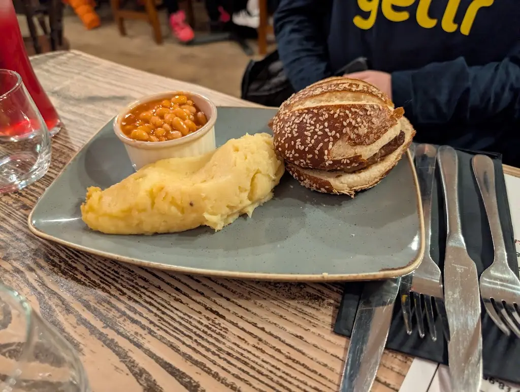 Gavin Hutchcraft_The White Lodge, Pub & Restaurant_Attleborough_review